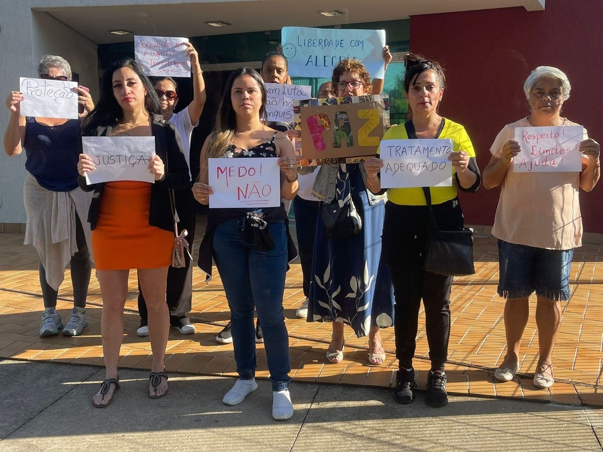 Moradores fazem protesto pedindo internação de mulher que empurra pessoas nas ruas de BH