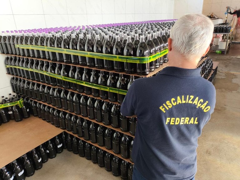 Polícia encontrou 16 mil garrafas com vinho falsificado no Paraná