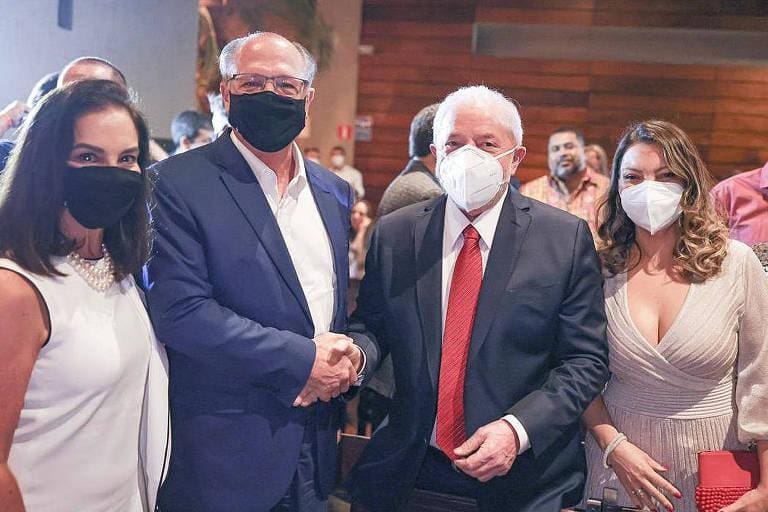 Ex-presidente Luiz Inácio Lula da Silva (PT) e o ex-governador de São Paulo Geraldo Alckmin se encontraram publicamente neste domingo