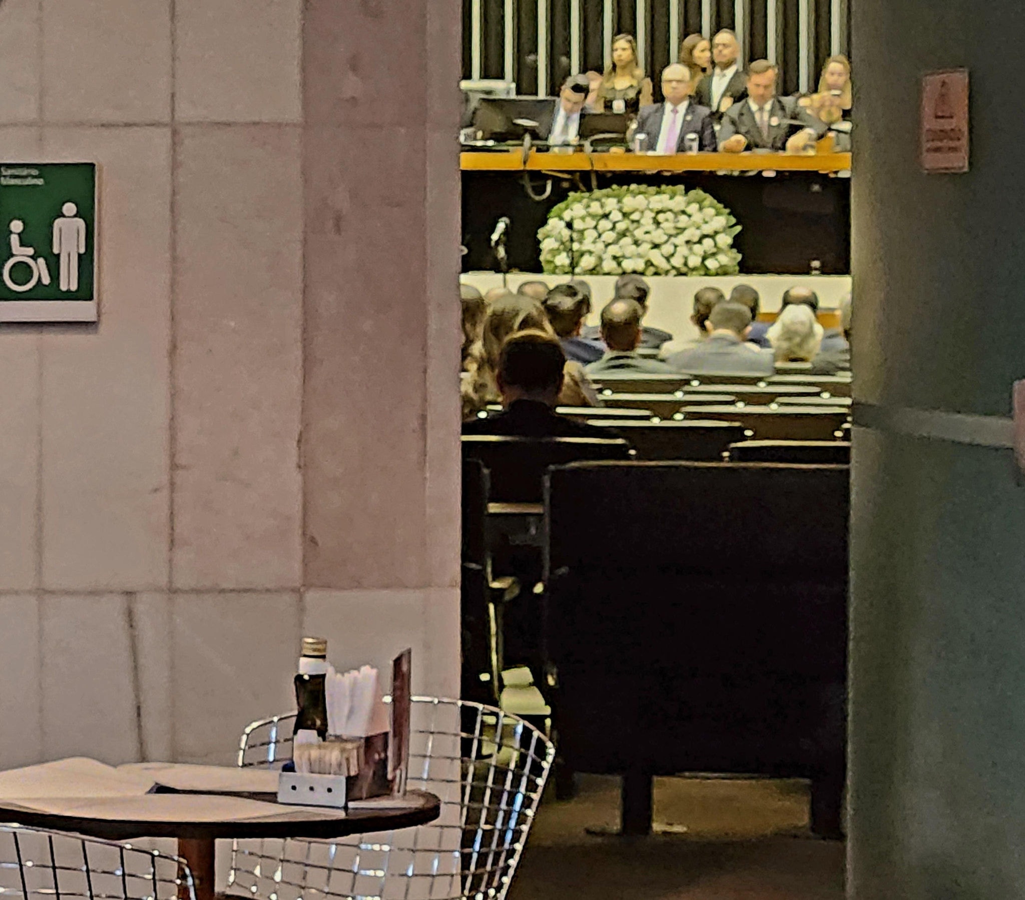 O plenário da Câmara dos Deputados visto do "Cafezinho", local onde, além de apreciar um cafezinho, parlamentares conversam com colegas, assessores, jornalistas e convidados