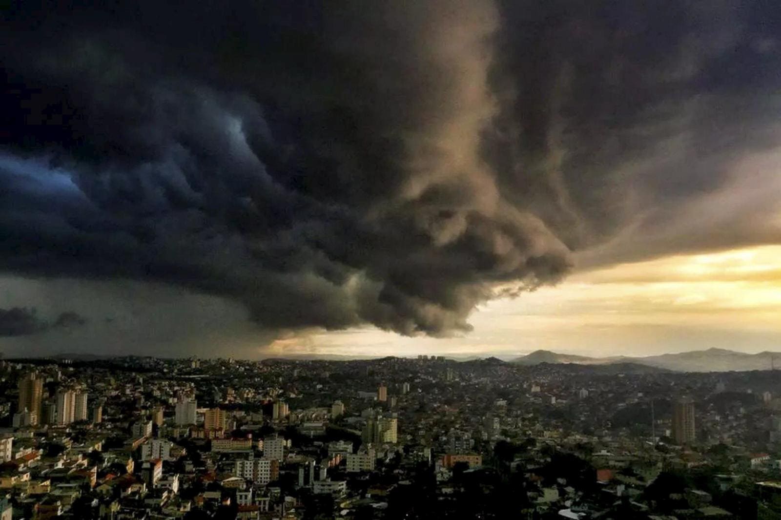 A tempestade pode provocar ainda instabilidades na rede de energia elétrica