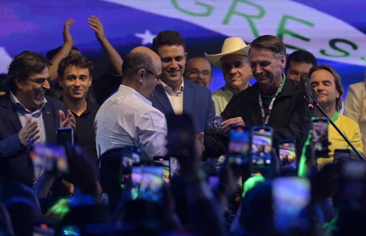 Entrega da medalha dos '3 Is' foi entregue por Bolsonaro a Mateus Simões durante passagem do ex-presidente por Belo Horizonte