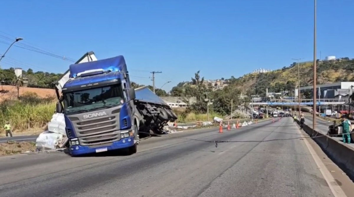 A carga se espalhou pela pista, interditando a faixa da direita e a via marginal