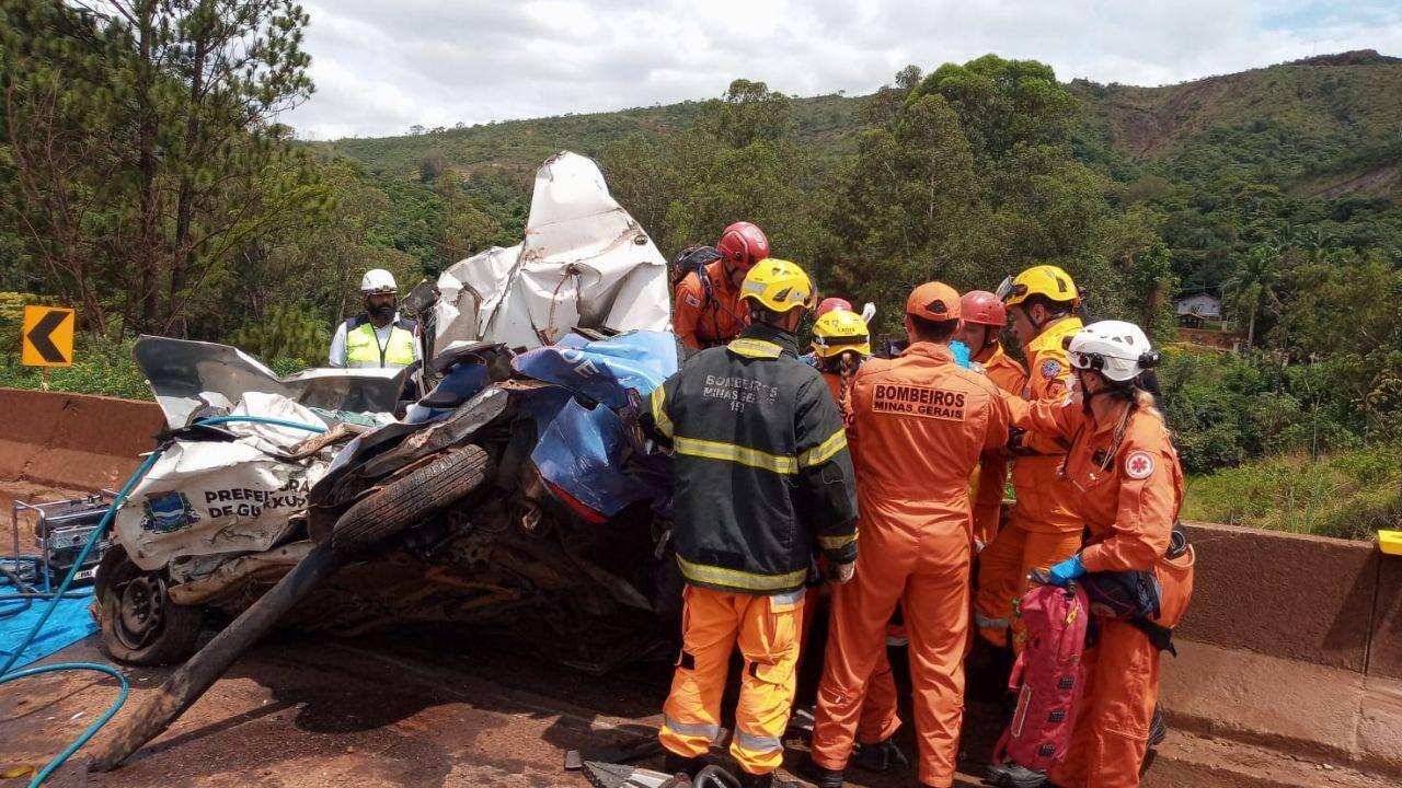 Foto mostra veículo retorcido após o acidente