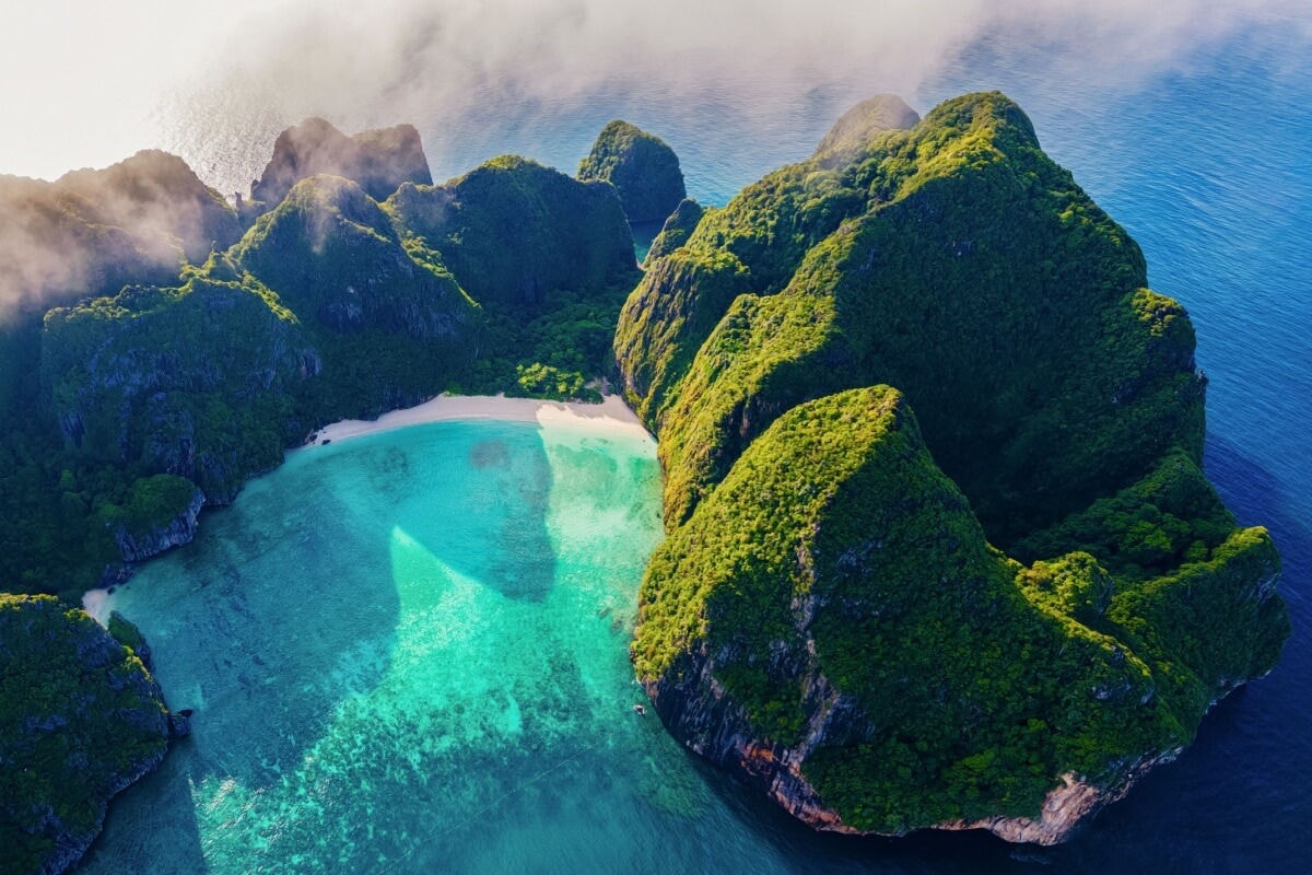 Koh Phi Phi é um dos lugares para conhecer na Tailândia
