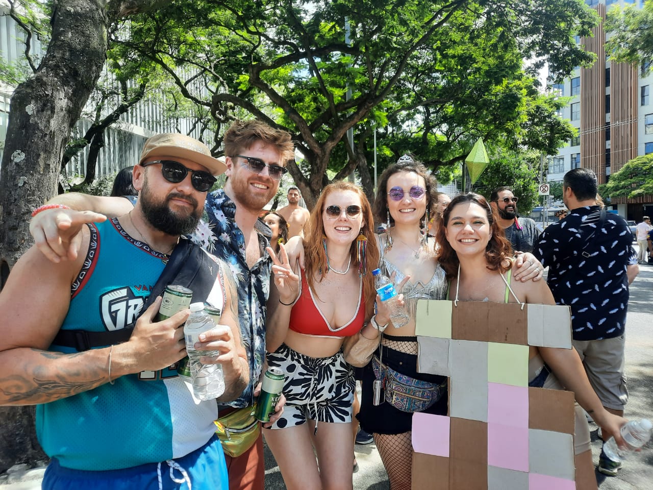 Da esquerda para direita: Scott Willis, 37, gerente de vendas, Ben Gardener, 37, artista, Jennifer Molloy, 30, fotógrafa, Chloe Beale, 32, cineasta e Thais, Busqueiro,  32, jornalista e professora
