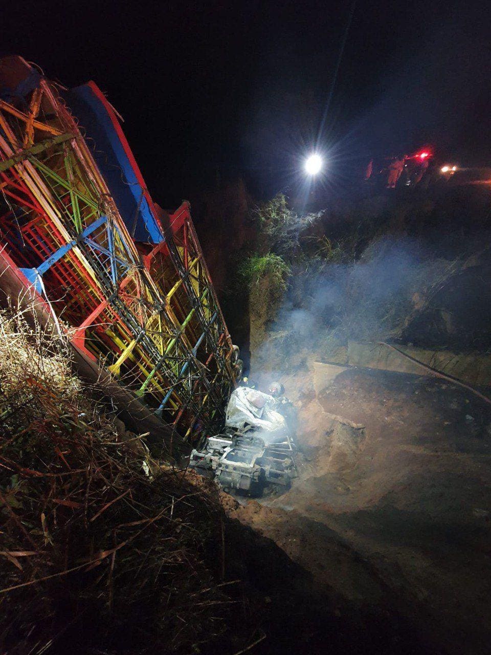 Veículo capotou e caiu em uma buraco de 15 metros de altura, pegando fogo em seguida