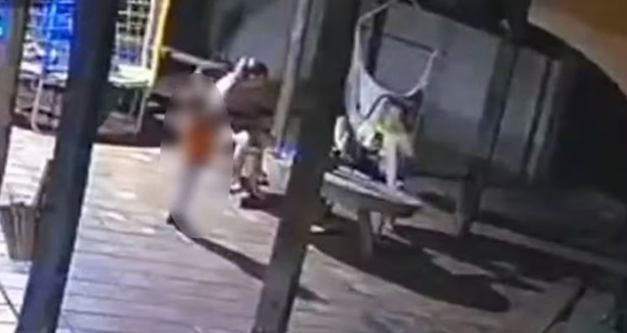 Vídeo mostra momento em que criança de 2 anos atira acidentalmente na mãe