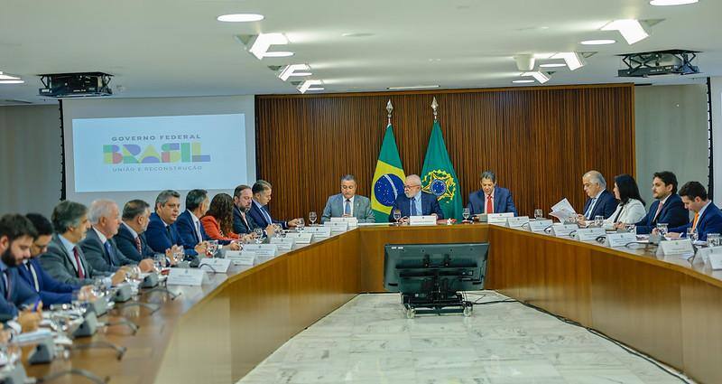 Lula e ministros em reunião ministerial do dia 10 de março