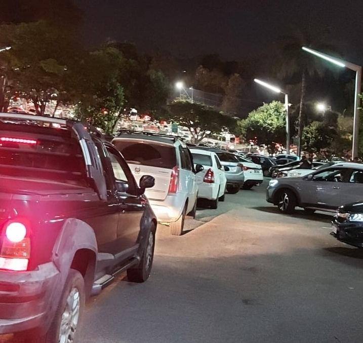 Aglomeração de carros no estacionamento e ao redor do Mineirão é uma cena cada vez mais comum