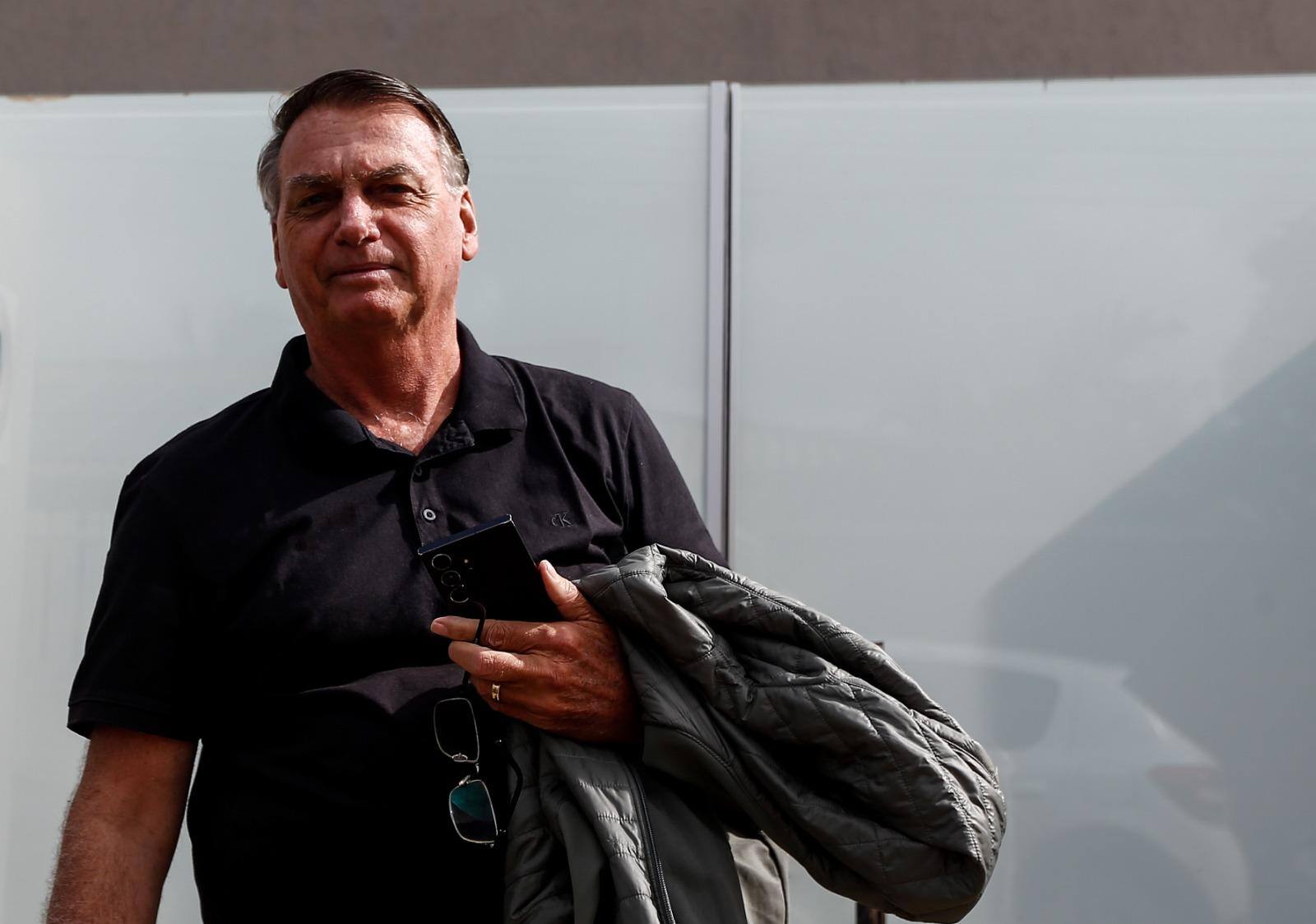 Ex-presidente Jair Bolsonaro segue para depoimento na Polícia Federal