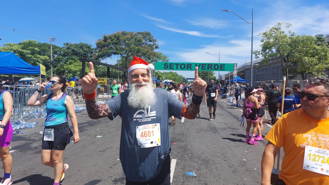 O professor de matemática Mário Xavier, de 67 anos, também chamava a atenção pela fantasia