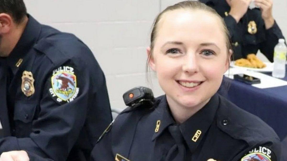 Policial casada demitida por escândalo sexual com sete colegas diz que foi manipulada
