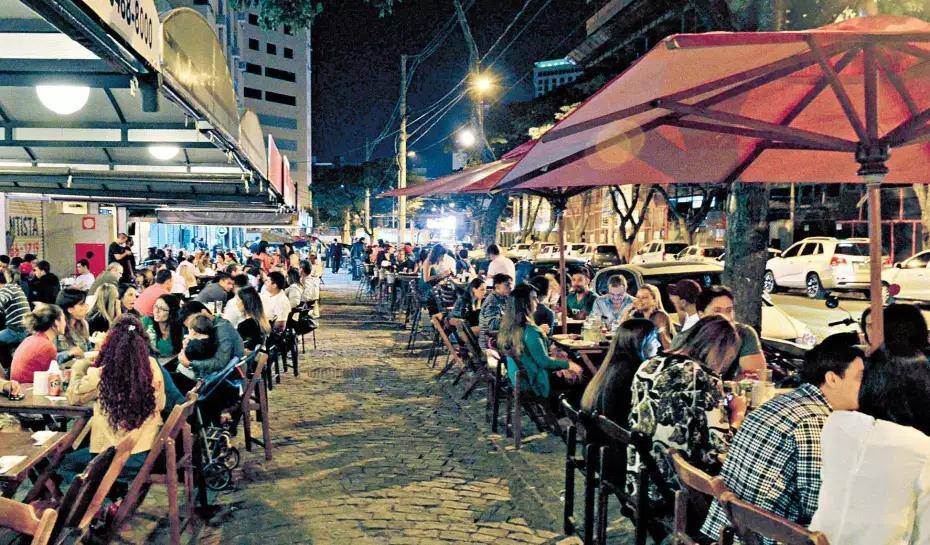 Bares na rua Alberto Cintra, no bairro União, na região Nordeste de BH