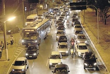 Excesso de veículos tem provocado um verdadeiro caos no trânsito da cidade