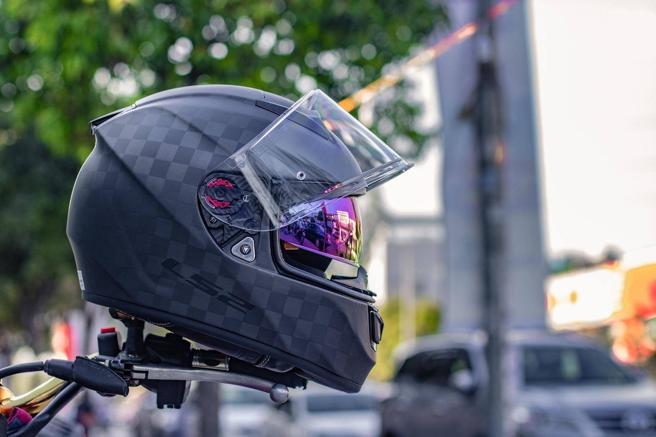 Imagem ilustrativa de capacete de motociclista