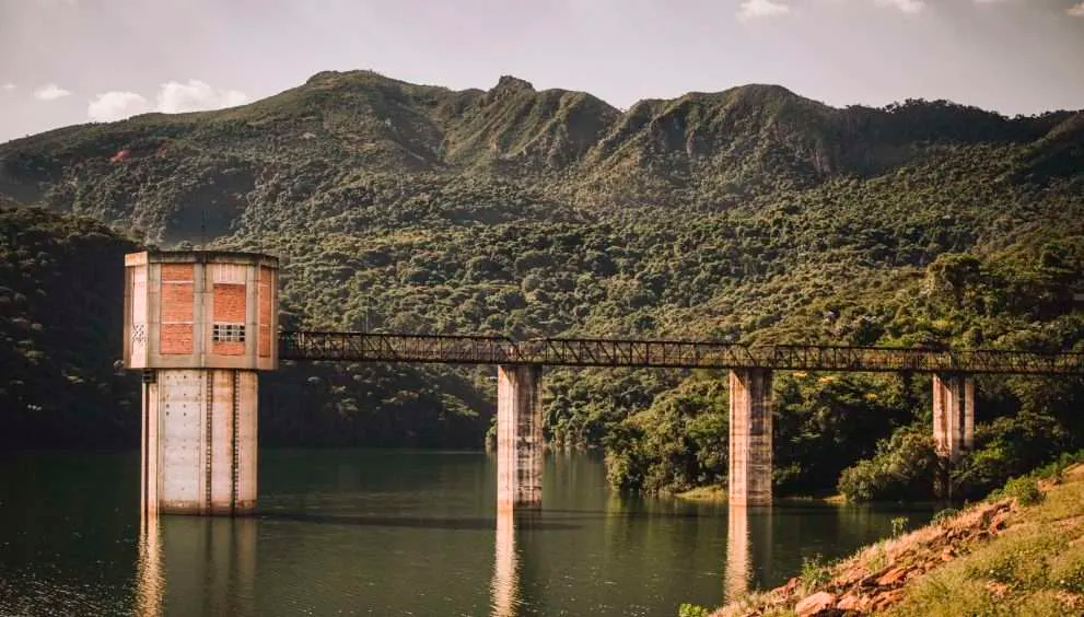 Cenário de crise hídrica é agravado por ondas de calor, que têm contribuído para o aumento do consumo de água
