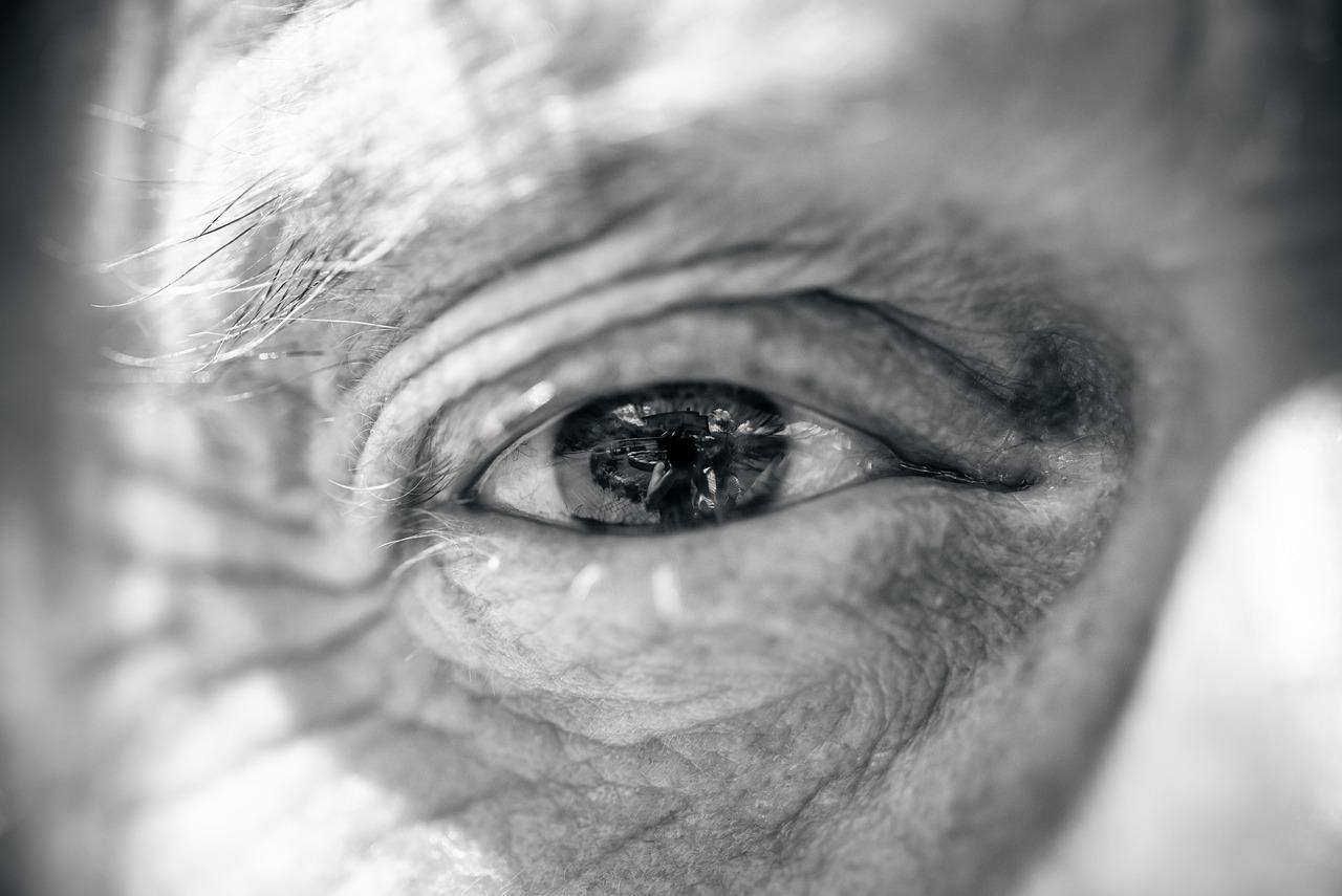Homem perdeu a visão ao usar lente para correção de catarata