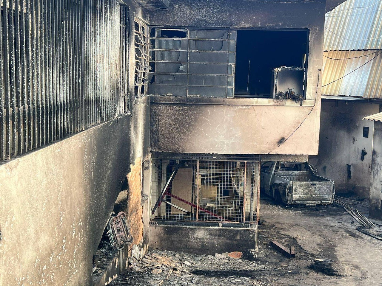 Moradores ainda contabilizam estragos um dia após casas serem incendiadas