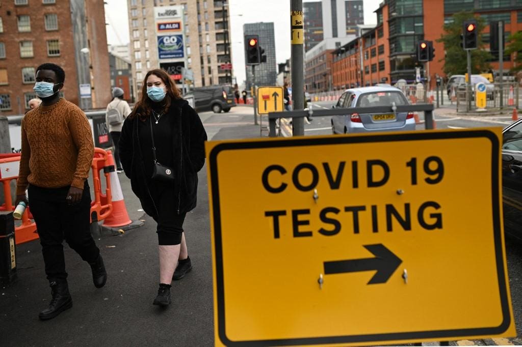 Em Manchester, na Inglaterra, restrições à circulação de pessoas aumenta e mais testes de Covid são feitos