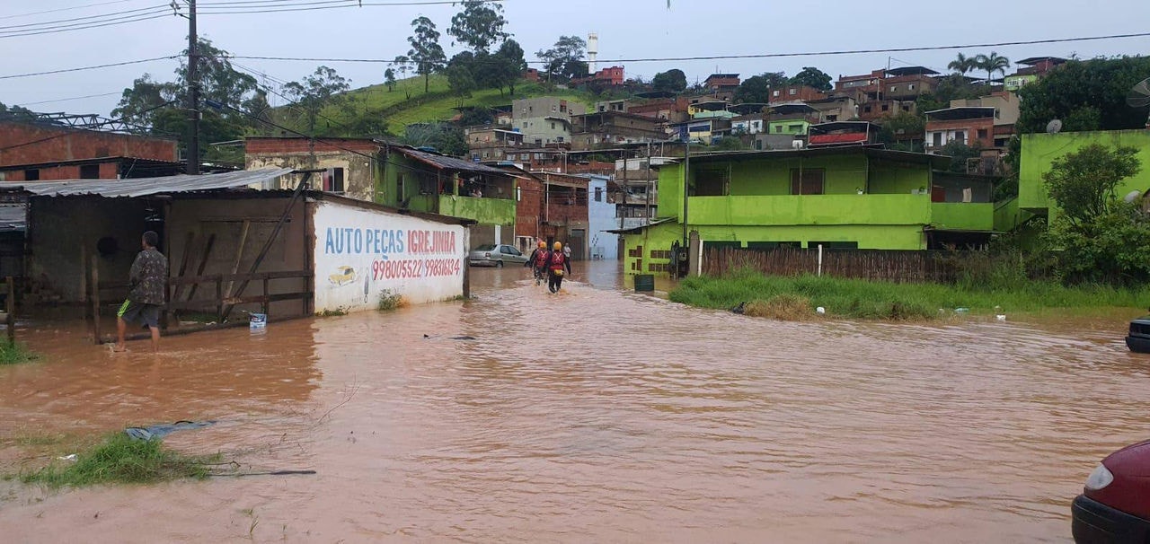 Chuva que caiu na terça-feira (28) deixou bairro de Juiz de Fora alagado