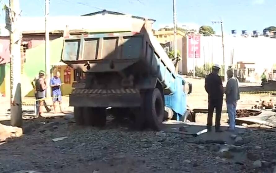 Adutora da Copasa se rompe, caminhão cai e abastecimento de água é afetado