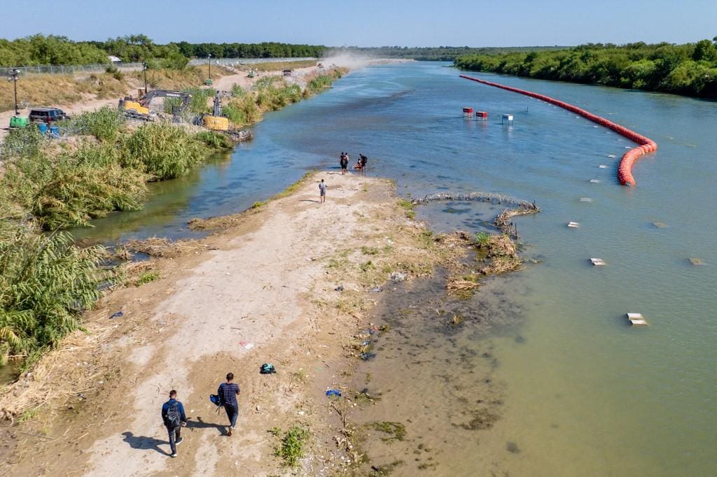 Boias no rio Grande, que divide o México do Texas