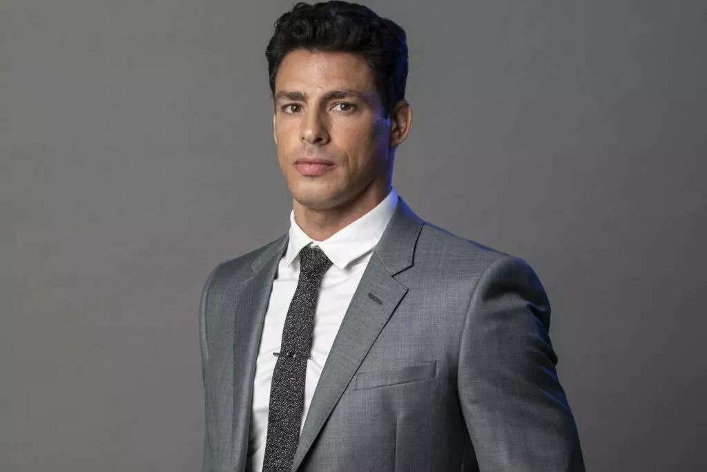Cauã Reymond de terno cinza