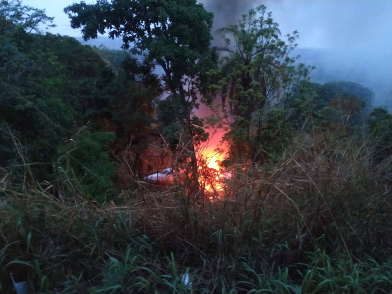 Fogo após queda de avião em Itaúna