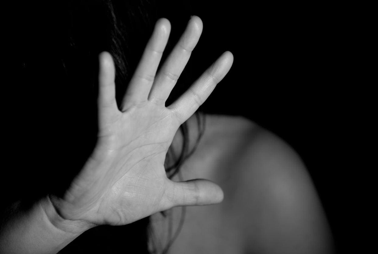 Mulher conseguiu fugir após as ameaças e reportou o episódio de violência para a PM 