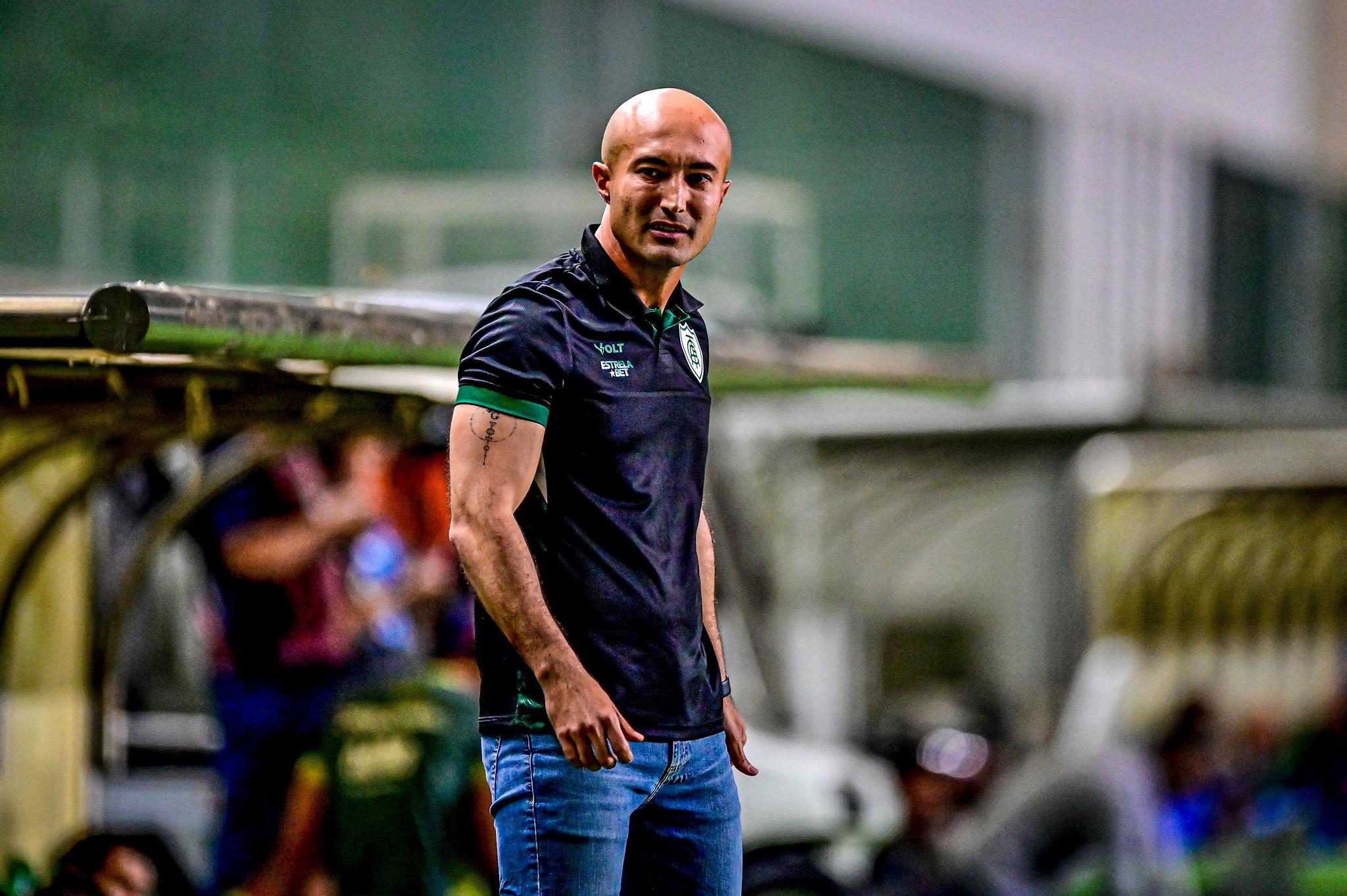 Técnico Cauan de Almeida em ação no jogo entre América e Avaí, nessa terça (25)
