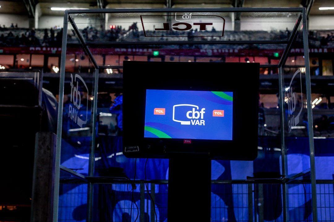 CBF vai propor arcar com os custos do VAR e os clubes ficando responsáveis apenas pelo pagamento do pessoal, como ocorre com a arbitragem atual