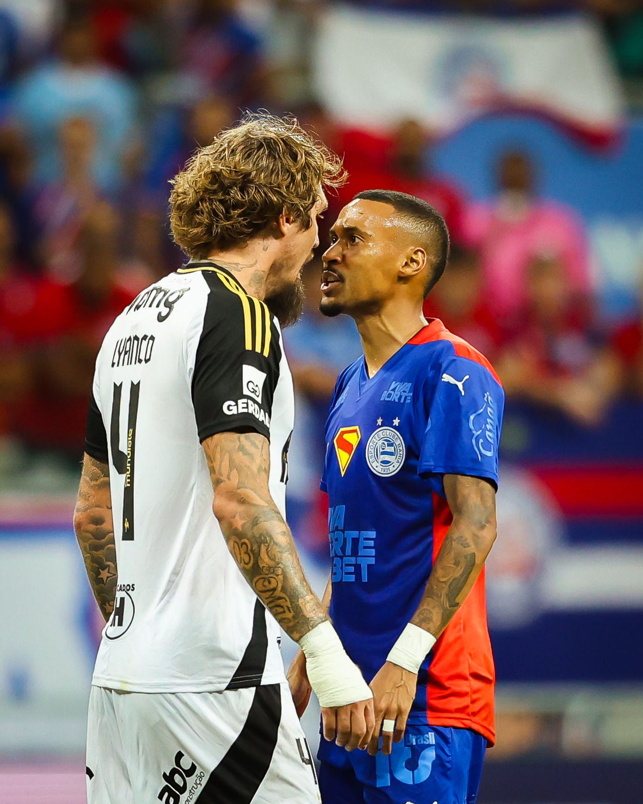 Jogadores discutiram em campo durante a partida
