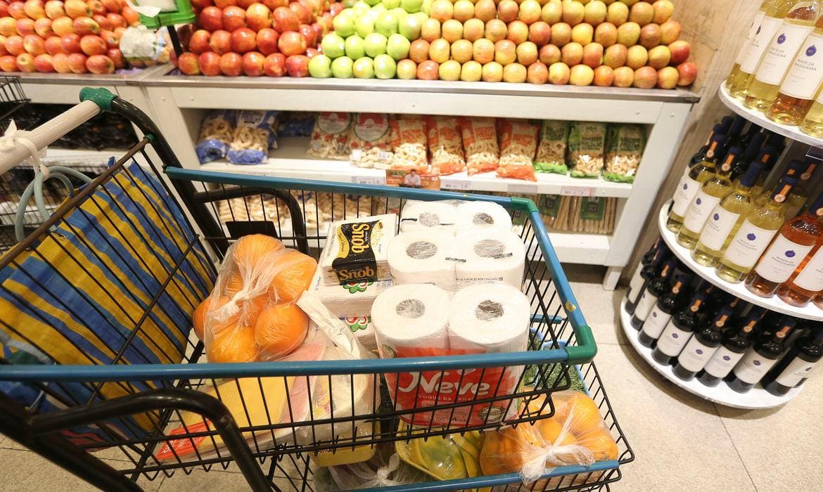 Consumidor sente inflação no supermercado em BH