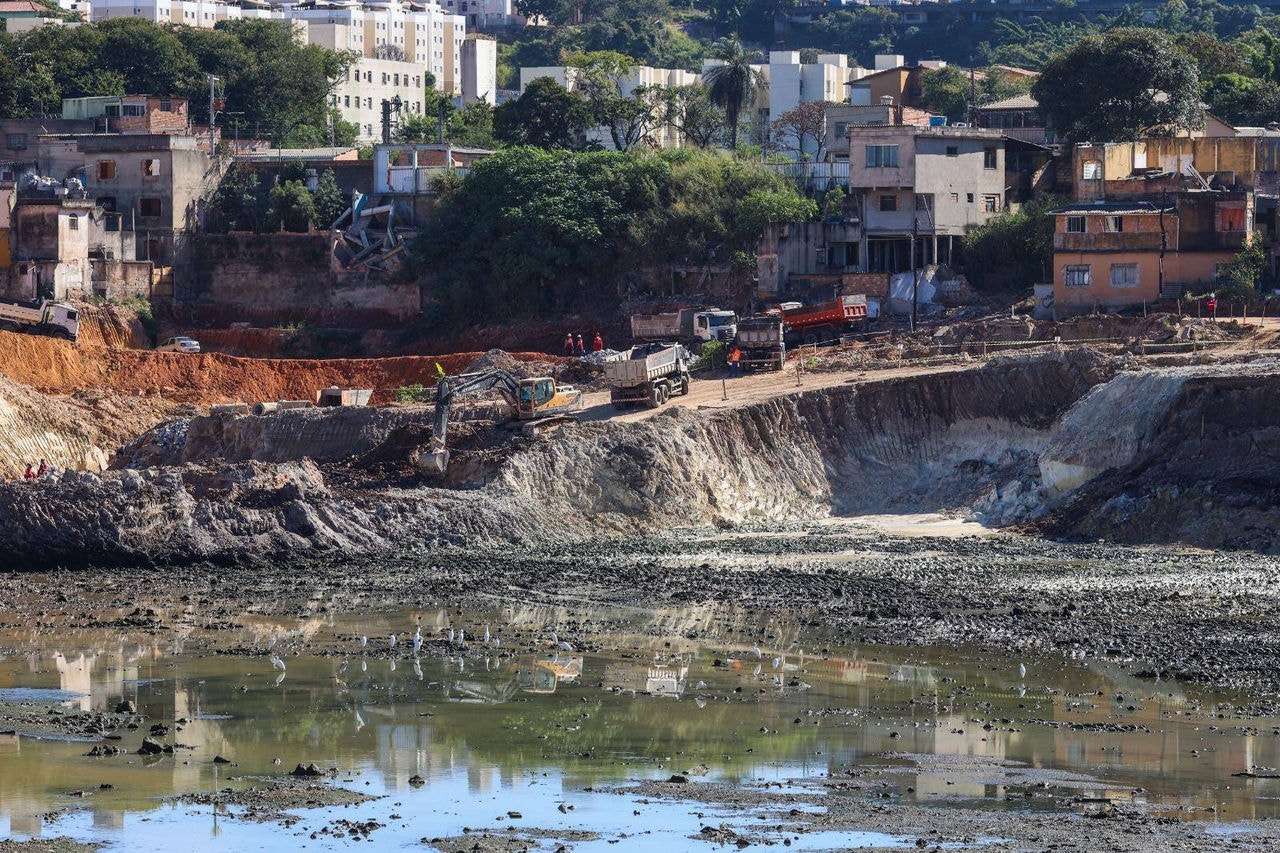 Obra da B5, na avenida Tereza Cristina, está em finalização e já retém água da chuva.