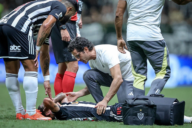 Médico do Atlético, Rodrigo Lasmar, atende Rubens, lateral do Galo