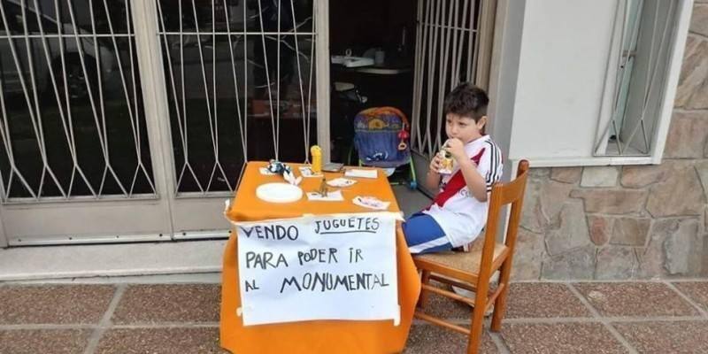Torcedor mirim do River coloca brinquedos à venda para ir à final
