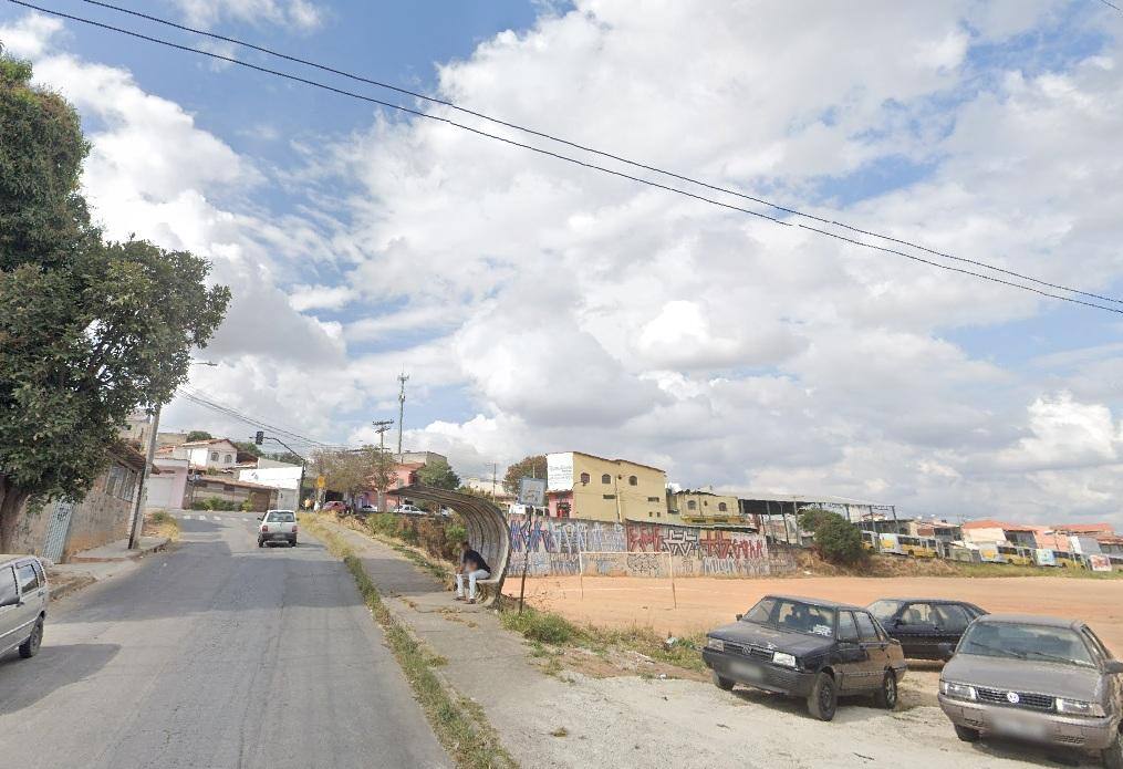 Após o suspeito jogar o spray de pimenta, motorista precisou parar na rua Pará, em frente a um campo do bairro Granja Verde