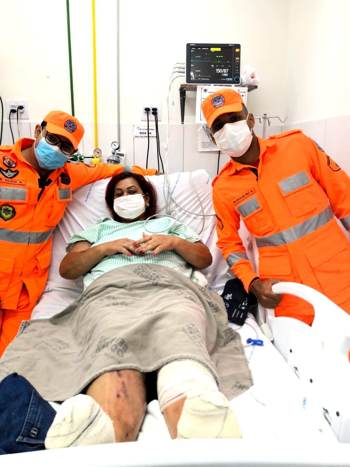 Após resgatar mulher, bombeiro foi visitá-la em hospital