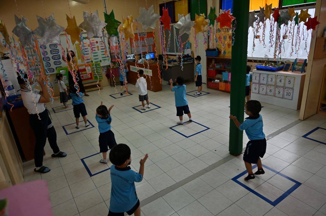Escolas de Bangkok na Tailândia, adotam medidas preventivas, como distanciamento social e desinfecção regular, para impedir a propagação do coronavírus