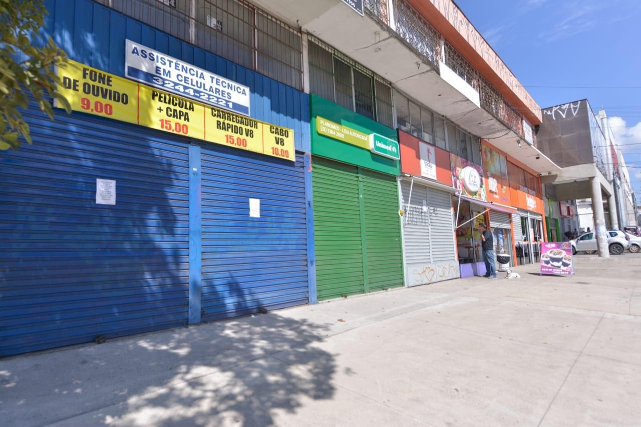 Estabelecimento fechados na avenida Sinfrônio Brochado, Centro Comercial do Barreiro