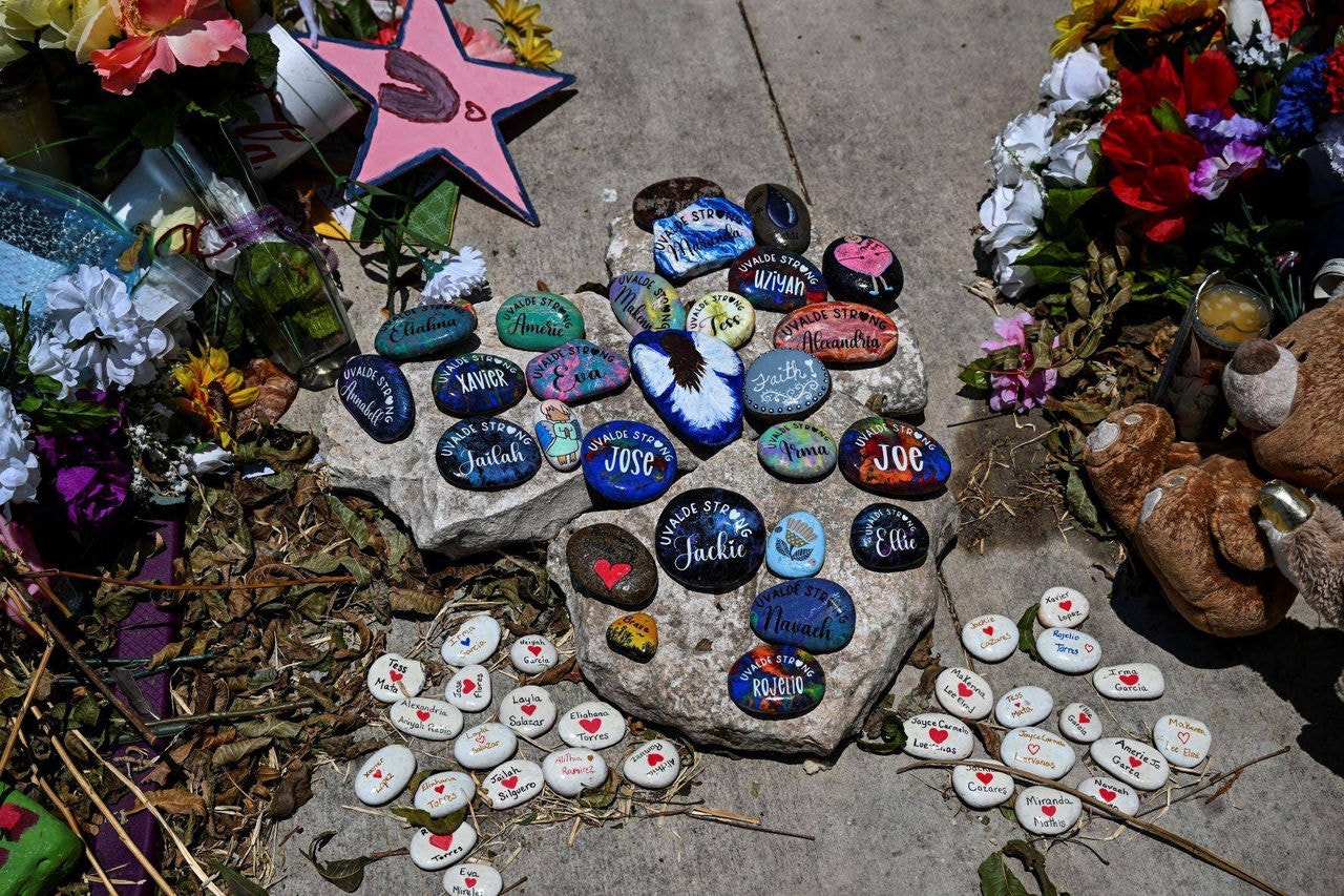 Nomes de crianças que morreram no tiroteio ocorrido na Robb Elementary School, em Uvalde, Texas, foram pintados em pedras, numa espécie de memorial improvisado