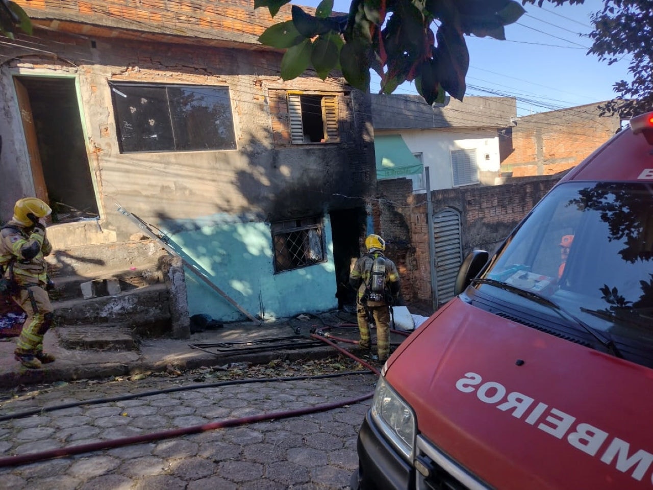Cômodo foi consumido pelas chamas e homem foi encontrado sem vida no interior do imóvel