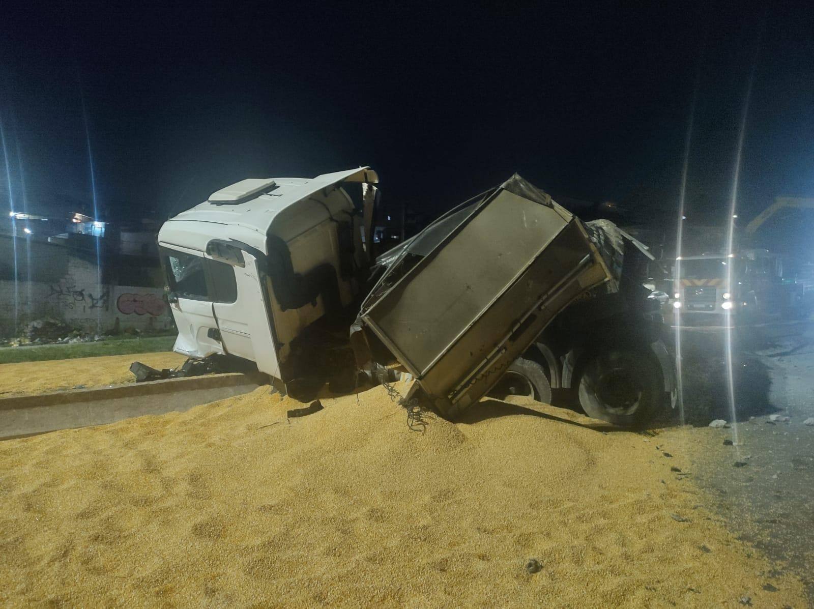 Carga de milho ficou espalhada na pista