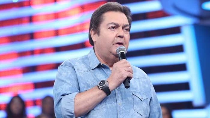 "As três melhores duplas, com as melhores notas, estarão no dia 20 de dezembro no tango e na valsa", explicou Faustão