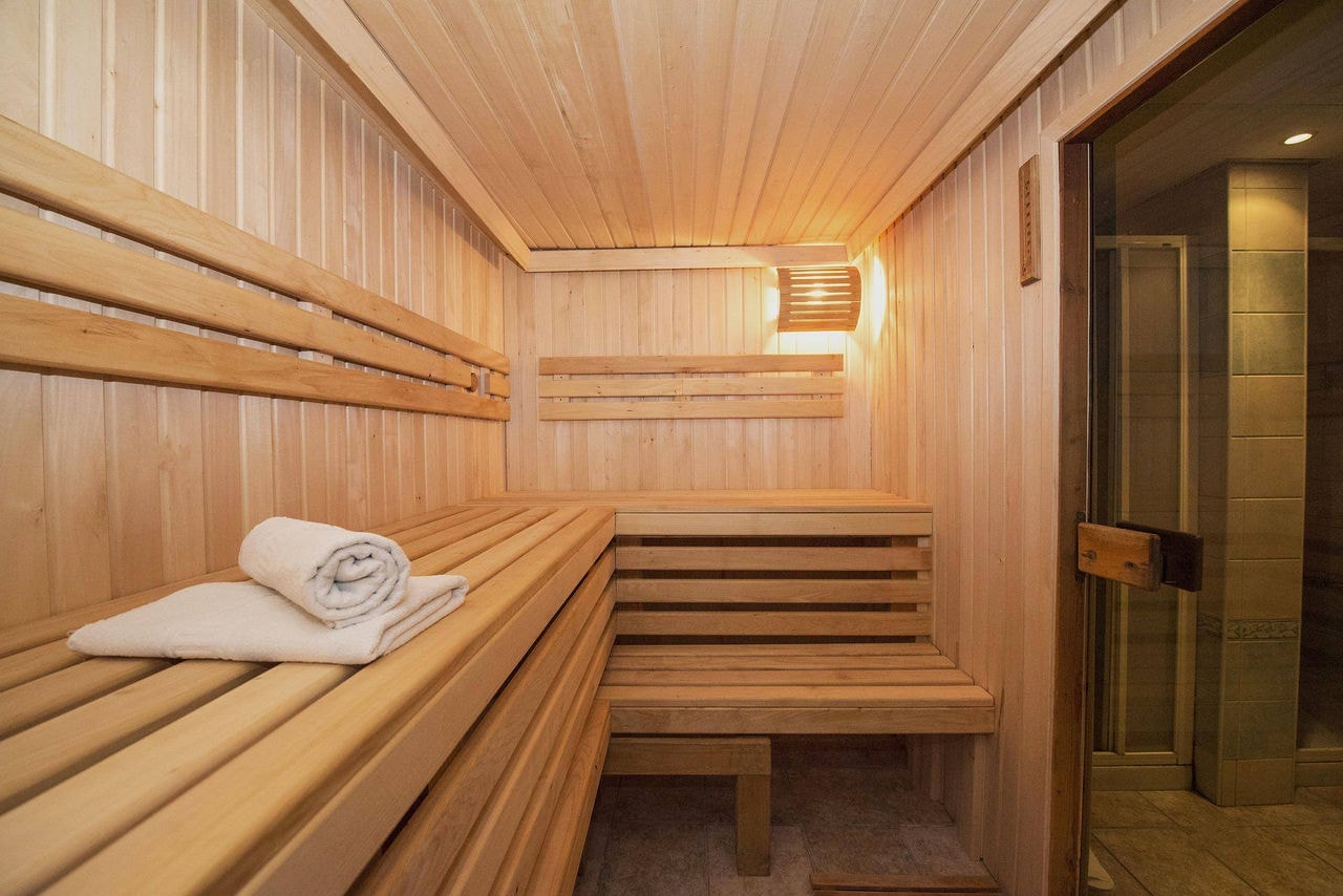 Homem chamou a zeladora do prédio à sauna e mostrou suas partes íntimas