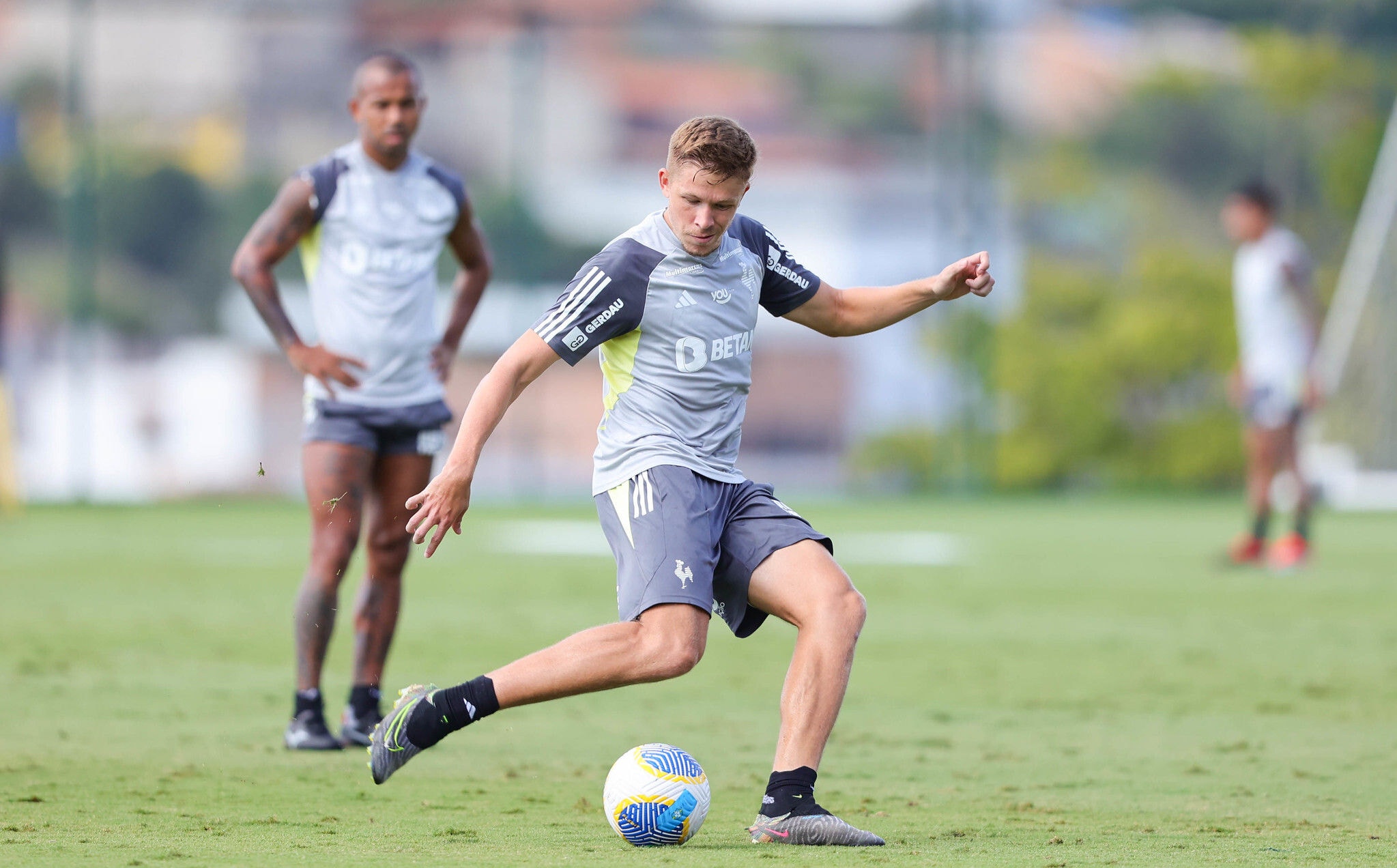 Zagueiro Bruno Fuchs em ação na Cidade do Galo