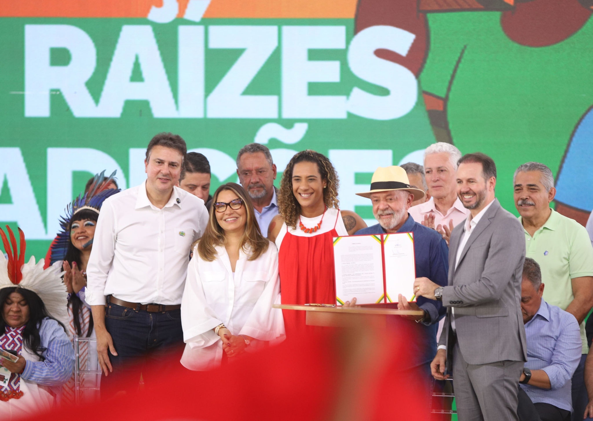 O presidente Luiz Inácio Lula da Silva (PT) e o prefeito de Minas Novas, Alessandro Mota (Republicanos, à dir.), durante o ato de formalização do campus quilombola nesta quinta (24/7)