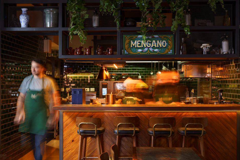 Mengano é uma casa que tem inspiração nas clássicas bodegas portenhas e na comida portenha dos imigrantes, principalmente de influência italiana e espanhola