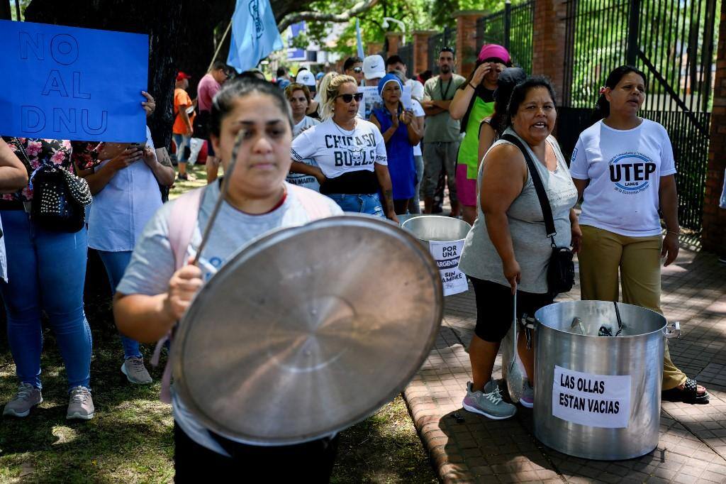 Mulheres de organizações sociais participam de greve geral contra o governo do presidente Javier Milei em frente à Residência Presidencial de Olivos
